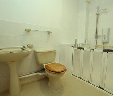 1 bedroom retirement property to rent - Photo 5