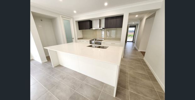 Luxury House for Rent in Oran Park - Photo 1