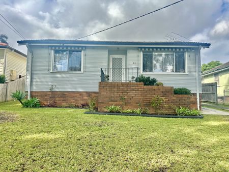 Charming 3-Bedroom Home with Space&comma; Comfort & Great Location – Seven Hills - Photo 4