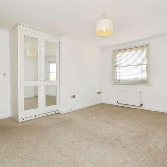 The Chase, Upminster, RM14 - Photo 1