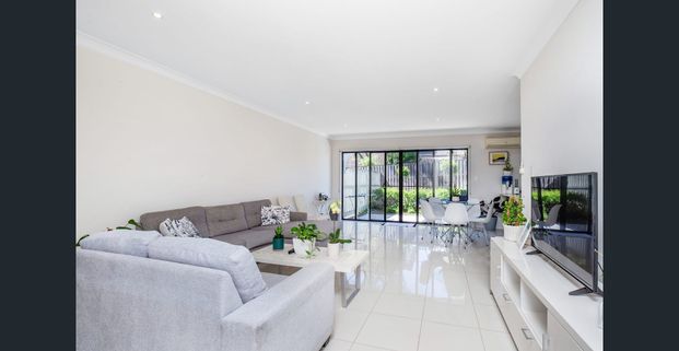 Stunning Townhouse for renting - Photo 1