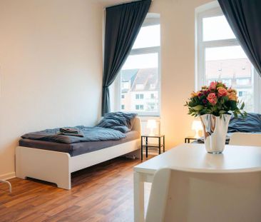 118 m² mit Dielen, EBK & Balkon - Altbau-Traum in der Wüste - Photo 3