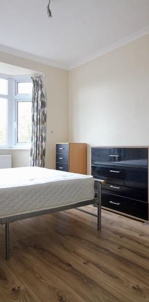 Kingsley Avenue, Southall - Photo 1