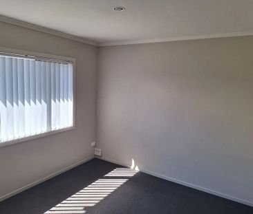 Cozy Unit in Frankton - 2 Bed, 1 Bath - Photo 3