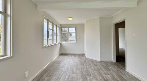 Beautifully Renovated 3-Bedroom Home in Prime Mount Roskill Location - Photo 1