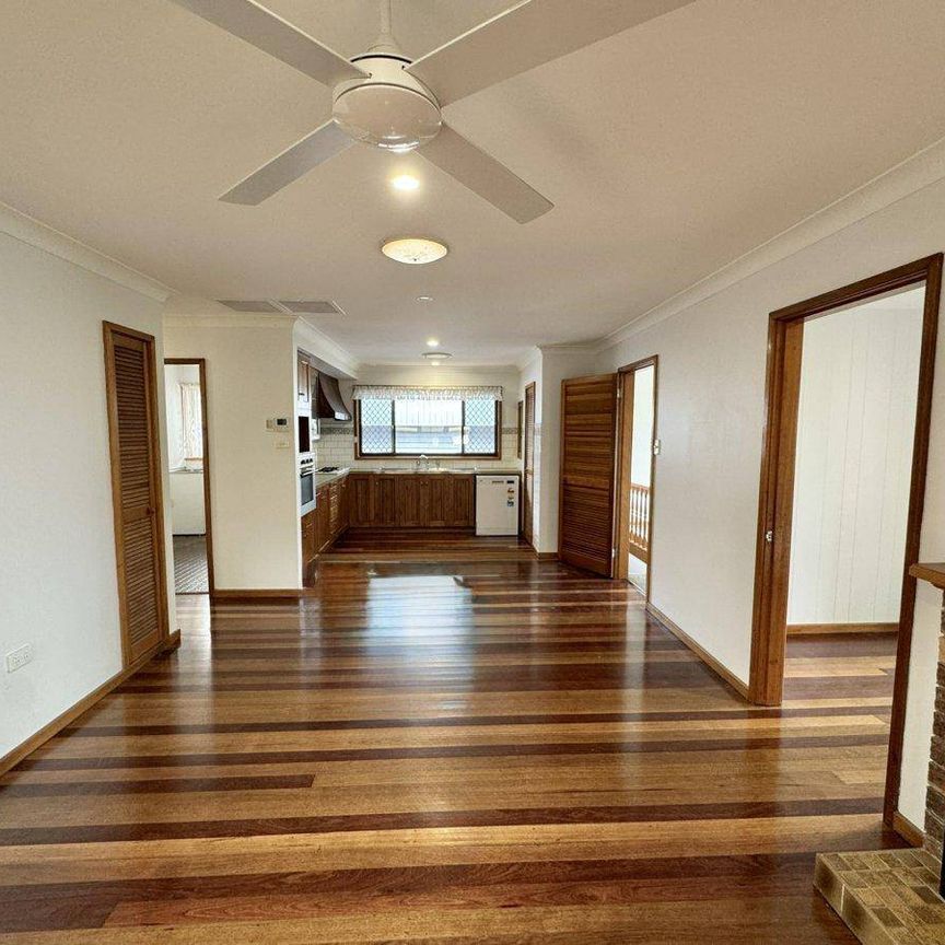 Three Bedroom Home with Golf Course Views - Garden and Lawn Maintenance Included - Photo 1