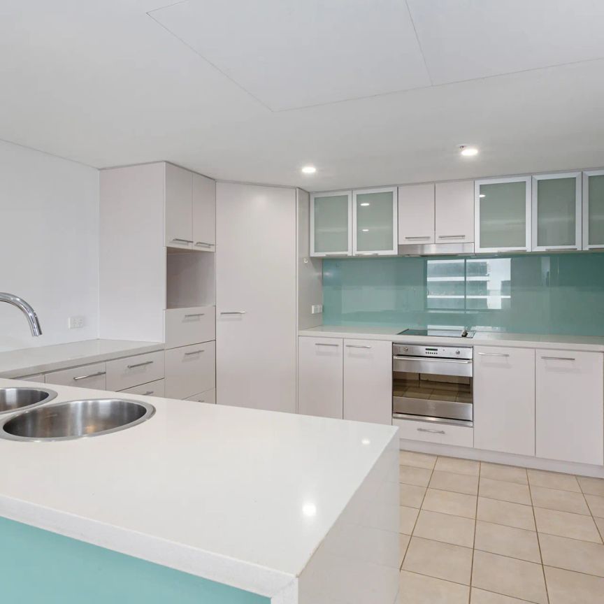 Elevated Coastal Living – Sub-penthouse Apartment with Panoramic Views - Photo 1