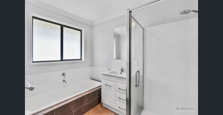 Bright & Comfortable Home - Photo 3