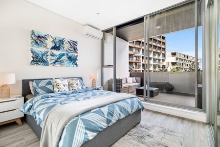 Gorgeous Split-Level Furnished Apartment - Photo 3