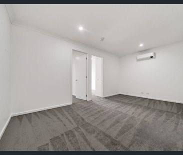 Modern 3-Bedroom Townhouse in Prime Point Cook Location - Photo 6