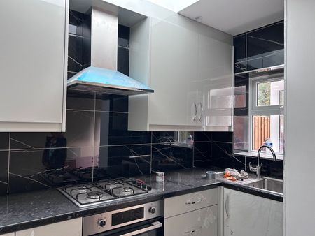 4 Bed End Terrace, Lower Field Road, RG1 - Photo 5