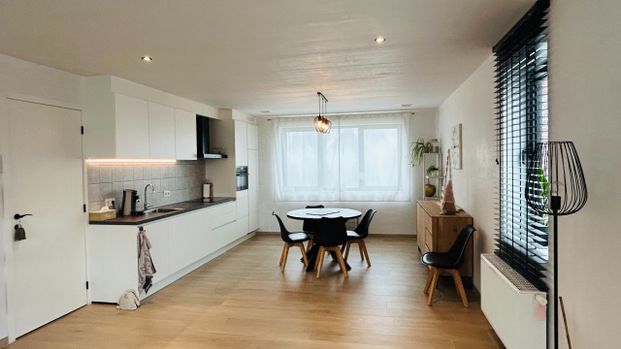 Prachtig en ruim duplexappartement met 3 slaapkamers, autostaanplaats en terras - Photo 1