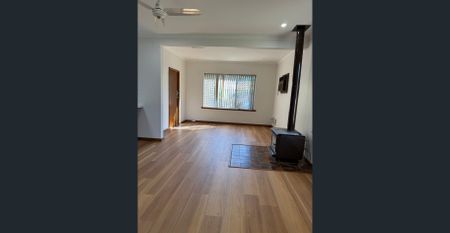 Spacious 4x2 Family Home in East Victoria Park - Photo 4