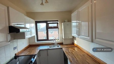 2 bedroom flat to rent - Photo 2