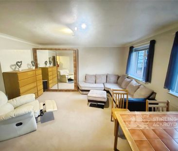 Clockhouse Road, Farnborough, Hampshire, GU14 7UA - Photo 3