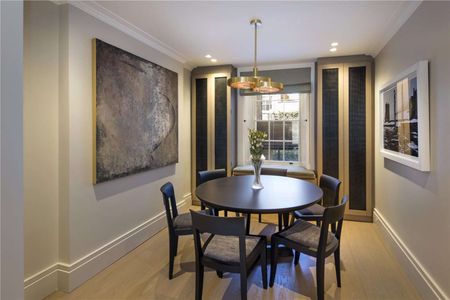 A beautifully restored and totally refurbished late Georgian Grade II listed townhouse situated in a prime position on the western side of Trevor Square. - Photo 4