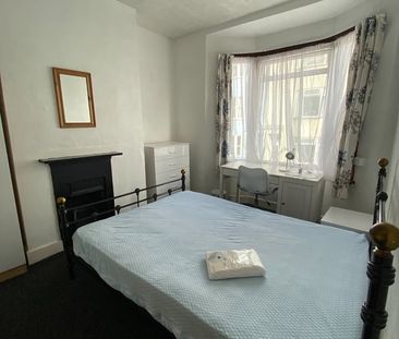 4 Bed Terraced House, St. Martins Place, BN2 - Photo 3