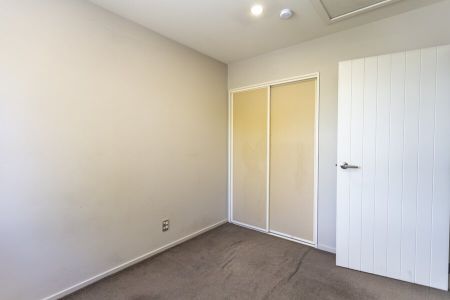 Lovely 3 bedroom townhouse with great parking options! - Photo 5