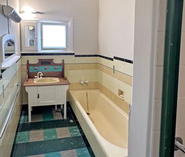 Spacious Family Home - Close to Amenities - Photo 5