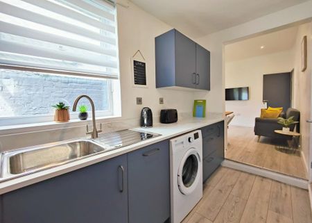 4 bedroom terraced house to rent - Photo 2
