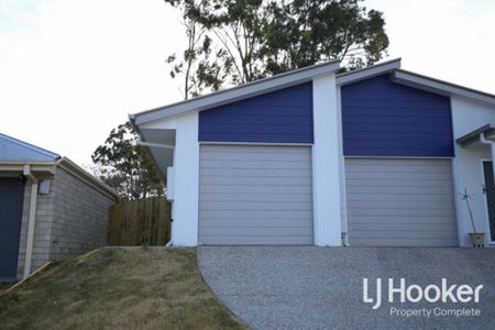 Modern 2 Bedroom Duplex with Air Con in Main Bedroom & Living Area! - Photo 5