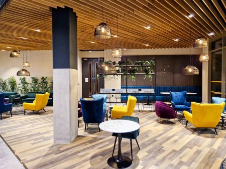 Large 3-Bedroom Apartment - Photo 2