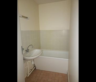 Location Appartement 2 pièces 47 m² Sainte-Sévère - Photo 5