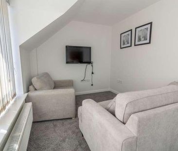 Bed Student Flat, LN1 - Photo 1