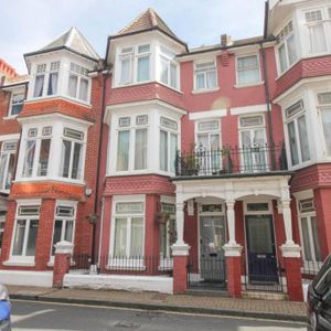 1 bedroom in a house share to rent - Photo 3