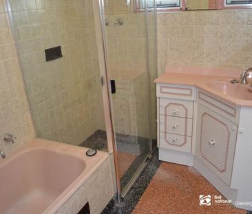 3 bedroom home, just a short walk to tram! - Photo 6