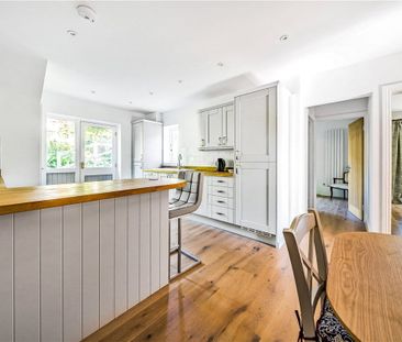 A recently renovated detached 3 bedroom, 2 bathroom house in a peac... - Photo 5