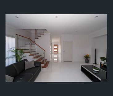 Luxurious 4-Bedroom Duplex, Walk to the Train, Three Stops to Parra... - Photo 1