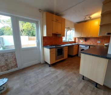 3 bedroom end of terrace house to rent - Photo 3