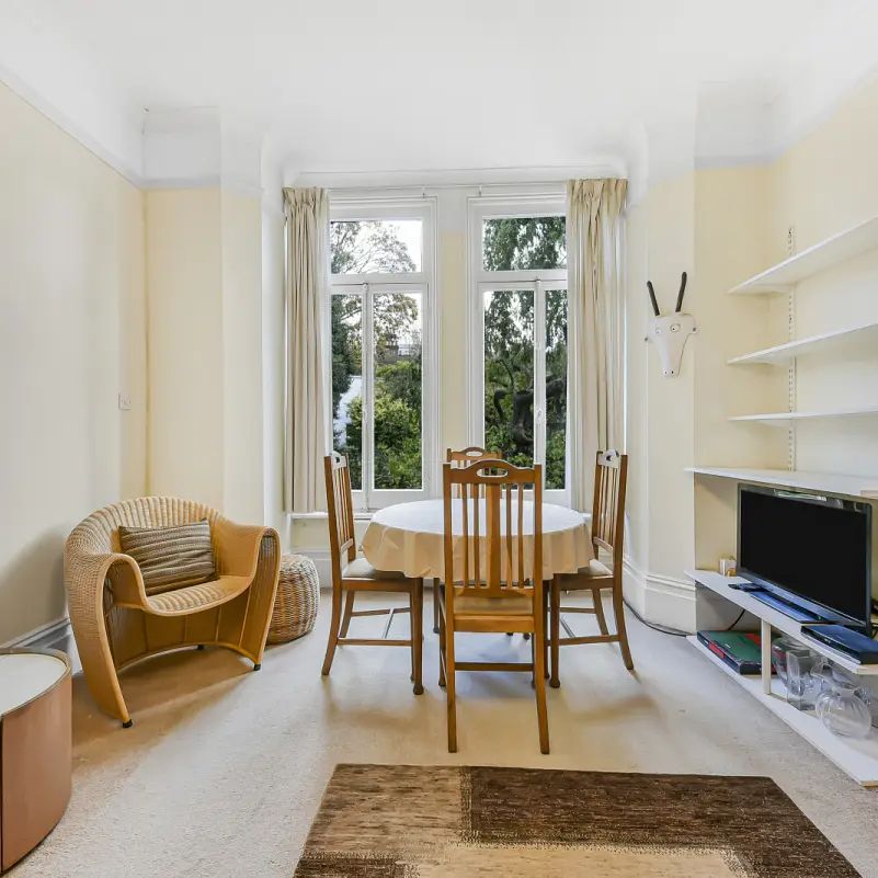 4 bedroom flat in Belsize Park - Photo 1