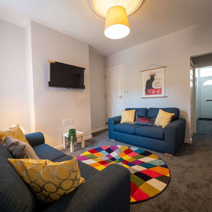 Cambridge Street Room 4 - Photo 1