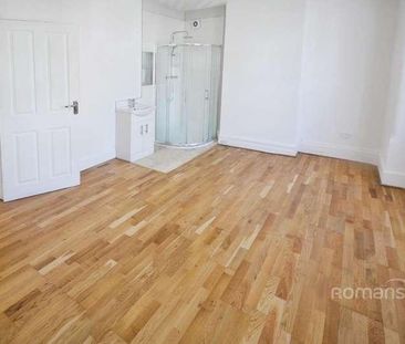 Wellesley Road, Slough, Berkshire, SL1 - Photo 3