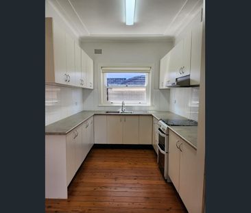 Newly Refurbished Three Bedroom Home - Photo 5