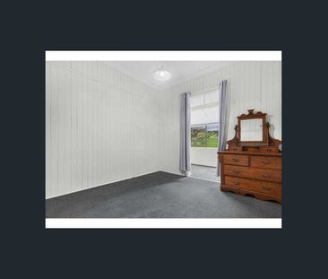 PICTURESQUE QUEENSLANDER IN ULTRA CONVENIENT LOCATION - Photo 5