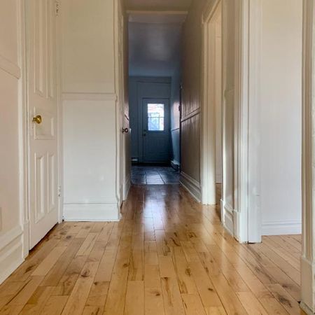 1 CC fermée + Den · 858 pi² · 7min métro Frontenac — 1300$ (1BR) - Photo 3