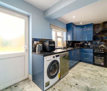 4 bedroom Semi-detached house to rent - Photo 5