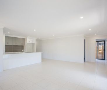 8 Moonstone Street, Pimpama QLD 4209 - House For Rent - $680 | Domain - Photo 2
