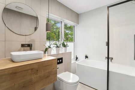 A Luxurious & Bespoke Apartment Offering Harbour Glimpses - Photo 5