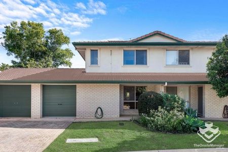 Spacious 3 Bedroom Townhouse In Prime Location!!! - Photo 2