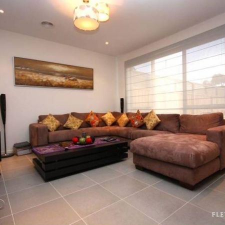 MODERN TOWNHOUSE | GREAT LOCATION | LARGE AND SPACIOUS - Photo 3