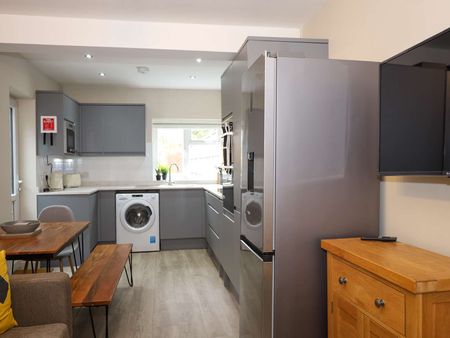 Fabulous referbished property in Portswood Room 2 - Photo 2