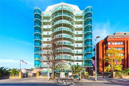 Stunning duplex penthouse with far reaching views over West London. Concierge, underground parking and generous room sizes. Huge reception room with tiled flooring. - Photo 4