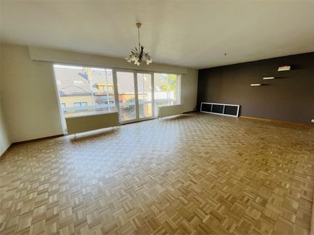 Sint-Andries,ruim zonnig vernieuwd energiezuinig appartement van 128 m2 , living van 47m2, 2 slaapkamers en open bureau - Photo 2