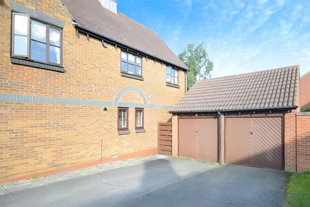 Westcotts Green, Warfield, Bracknell, RG42 - Photo 2