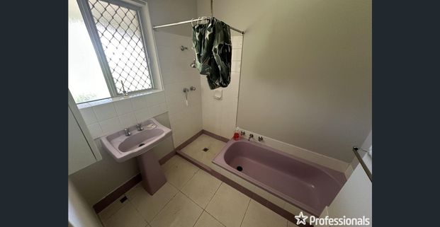 WALK TO ARMADALE SHOPPING CENTRE AND TRAIN STATION! - Photo 1