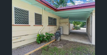 Hop skip and jump from the beach! - Photo 4